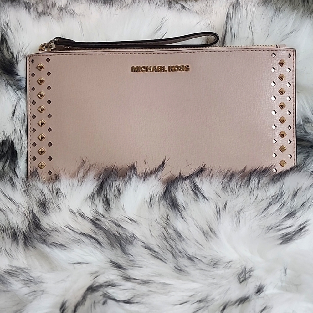 MICHAEL KORS Cindy Lg Dome Wrist Wallet in Baby Pink